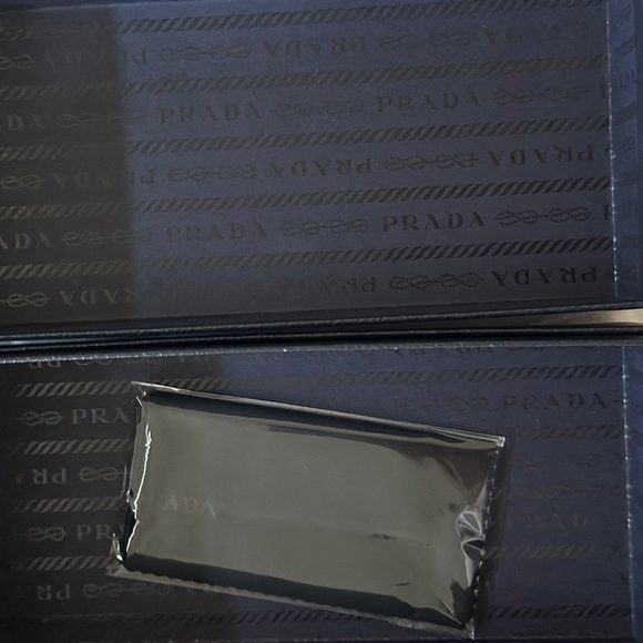 Prada sunglasses PR 13ZS
Tortoise - Picture 9 of 9